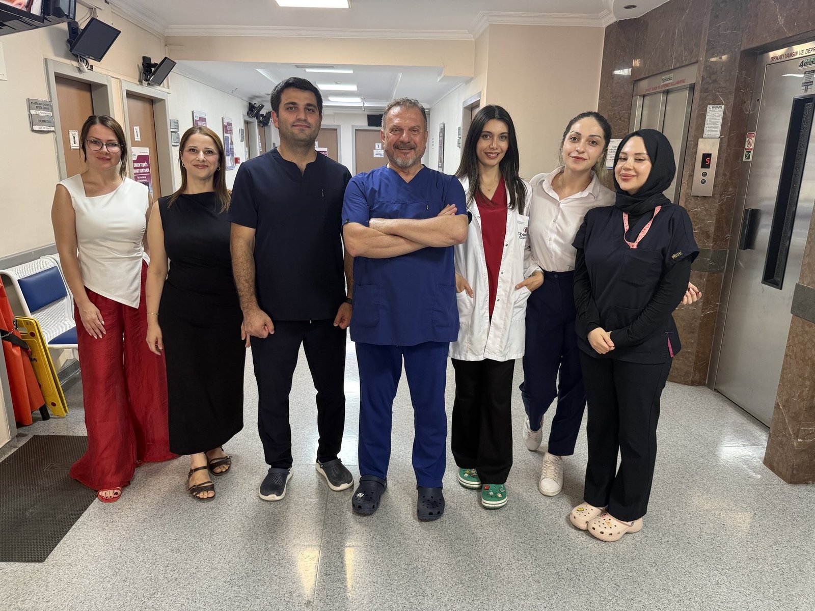 Op. Dr. Kenan Yüce mit dem Behandlungsteam im İstanbul Hospital